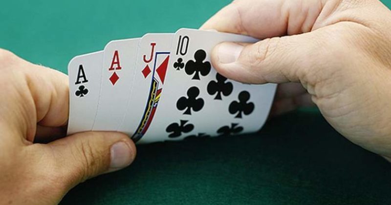 How to play Omaha Poker online